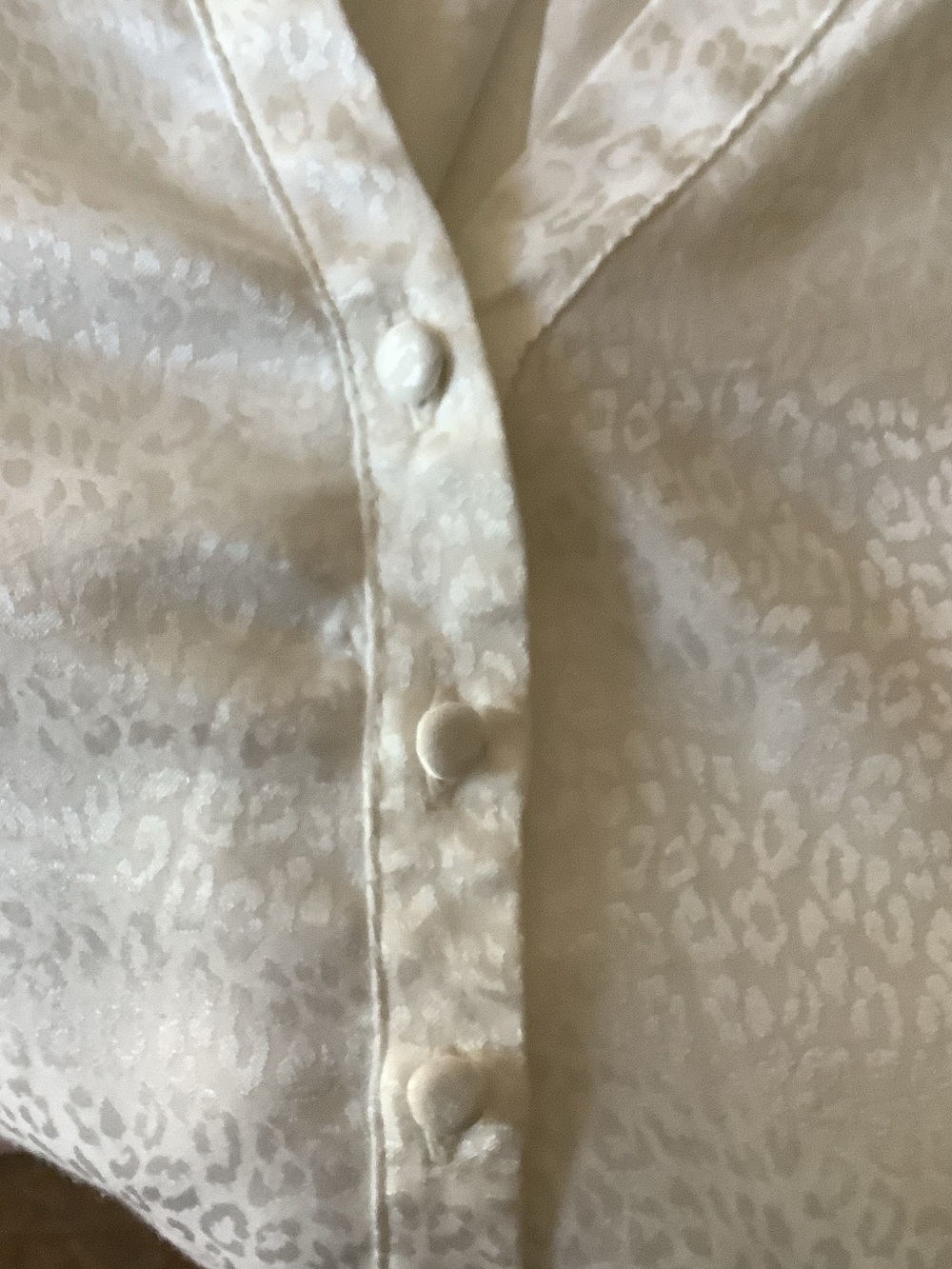 Express White Textured Button-Front V-Neck Blouse - Picture 7 of 8